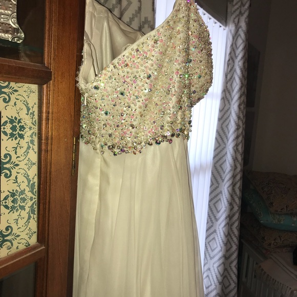 White Maduggal gown, size 4. - Picture 1 of 5